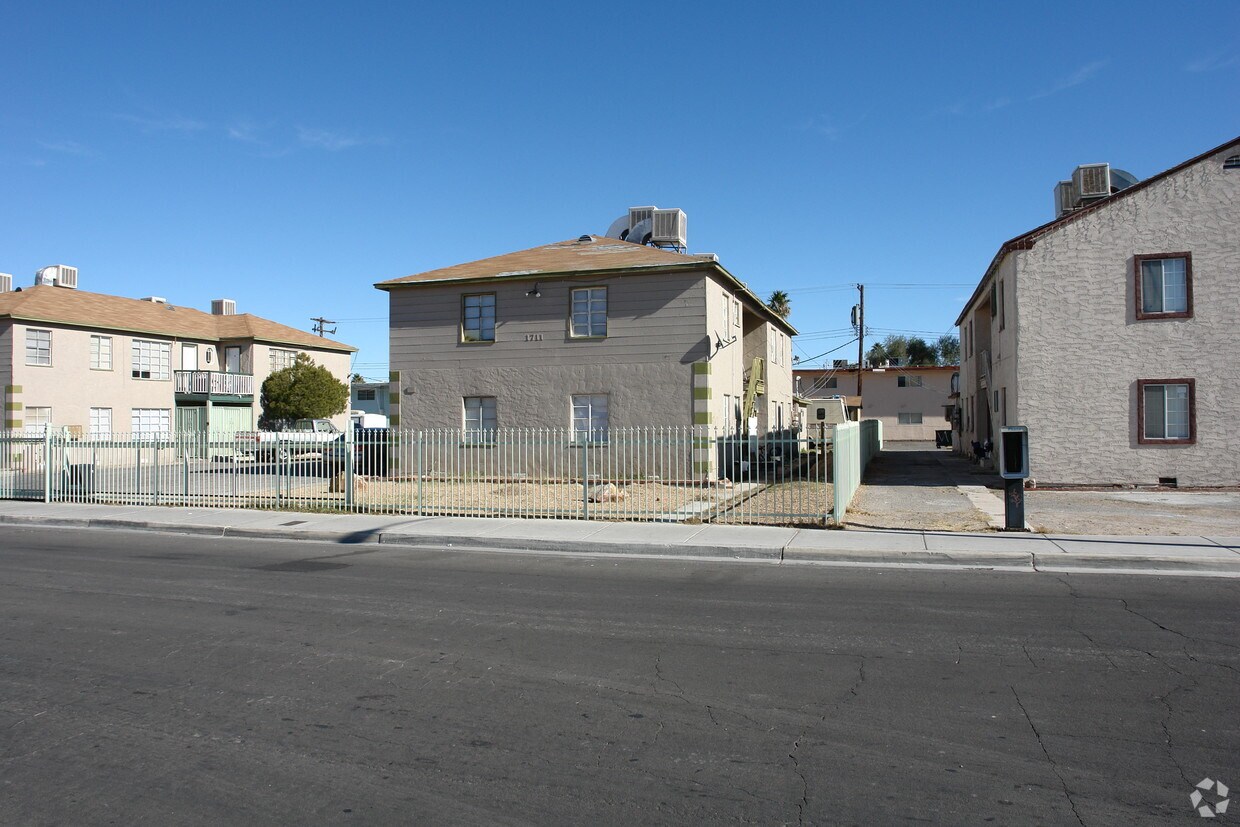 Foto del edificio - 1711 Santa Paula Dr