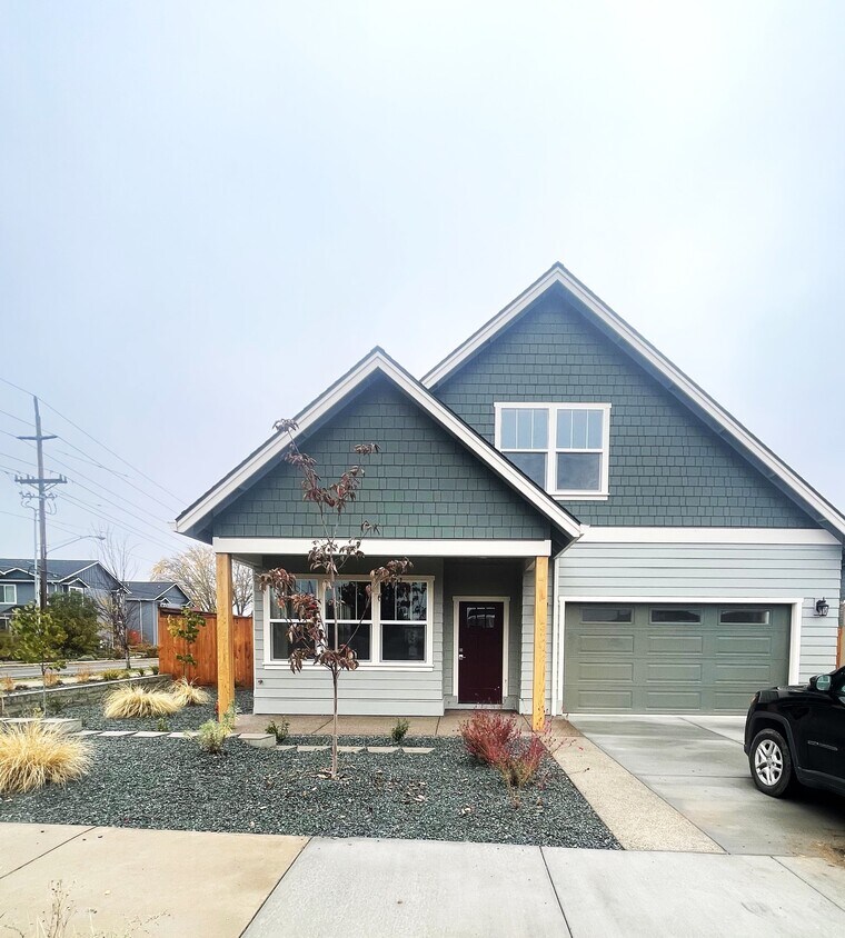 300 Everett Way Unit 300 Everett, Talent, OR 97540 Room for Rent in Talent, OR