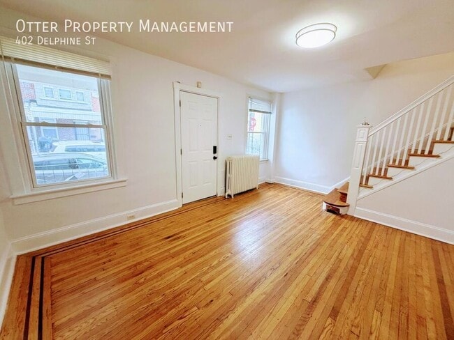 Building Photo - 402 Delphine St