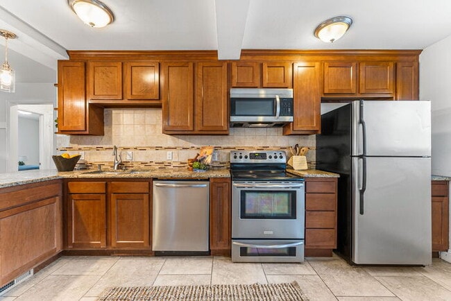 Foto del edificio - Beautiful Open Concept Brick Ranch blocks ...