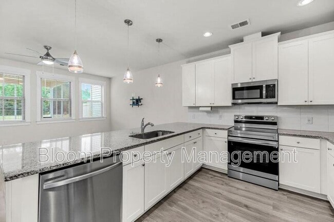 Building Photo - 7770 Park Gate Dr