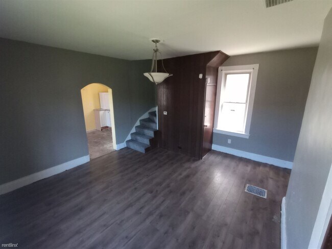 Building Photo - 3 br, 1 bath House - 423 Burton Avenue