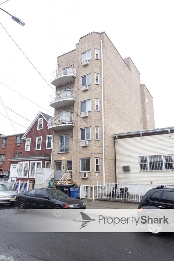 Foto principal - 69-8 38th Ave