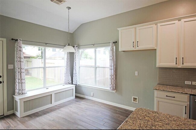Building Photo - 13023 Oakwood Manor Dr