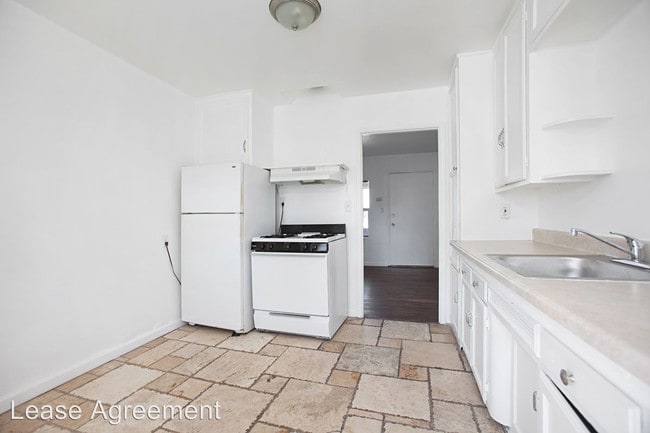 Building Photo - 2 br, 1 bath Apartment - 215 A Ave 221 A Ave