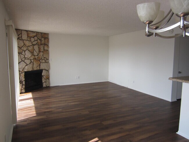 Foto del edificio - 1155 S Barrington Ave