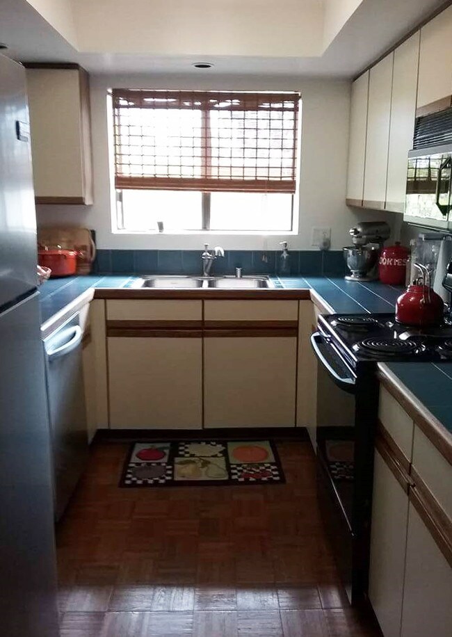 Kitchen - 5000 S Centinela Ave