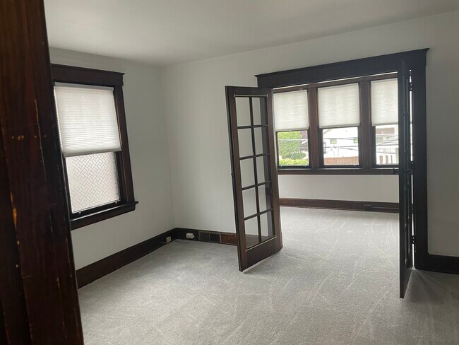 Living Rm and Sun Rm - 4004 Carter Ave