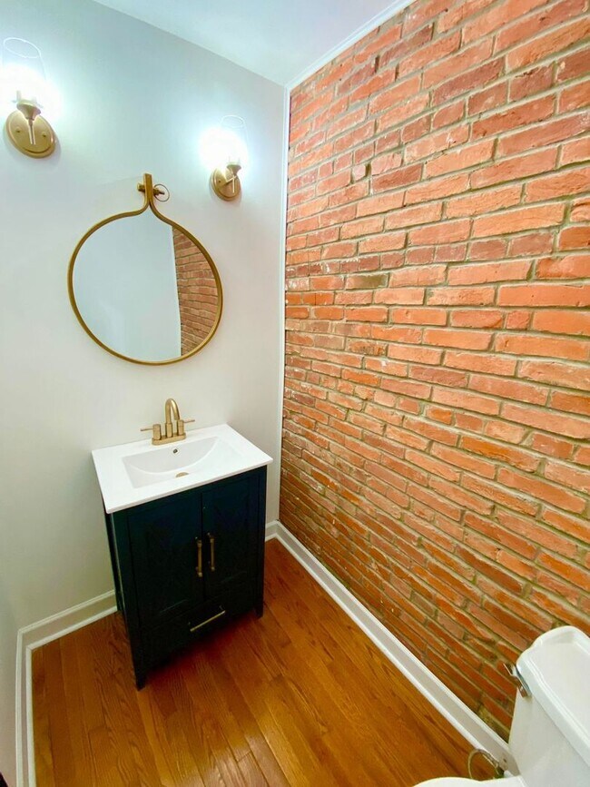 Building Photo - Stunning 2-Bedroom/2.5 Bath - Half Block f...