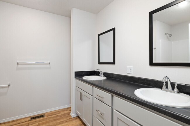 Building Photo - Newly built 4 bedroom-Westbury Gardens!