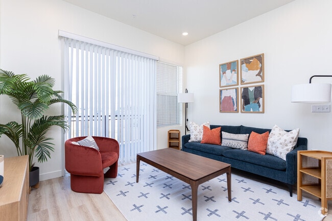 1BR, 1BA - 718SF - Living Room - Solhavn