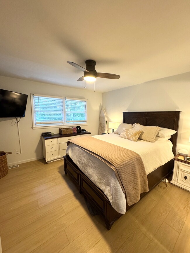 Master bedroom - 2029 Eastwood Rd