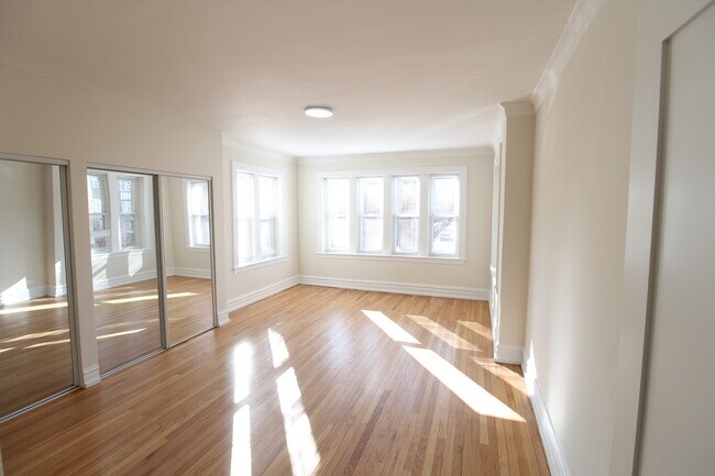 Building Photo - 6307 N Mozart St