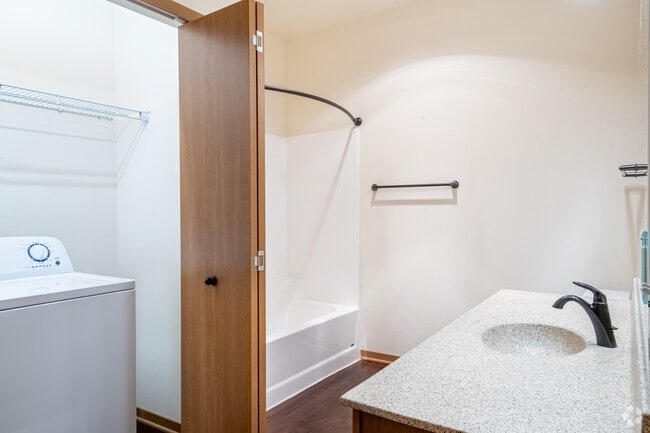 1BR + Den, 1BA - 1000SF - The Addison