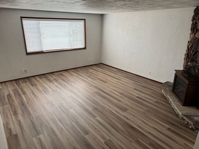 Foto del edificio - Updated 2 bed 1 bath duplex in Springfield!