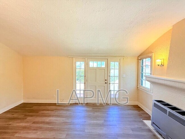 Foto del edificio - 4024-4026 York Blvd.