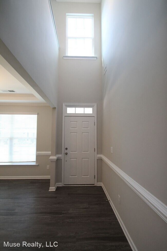 Building Photo - 4 br, 3.5 bath House - 6124 Cloverdale Drive