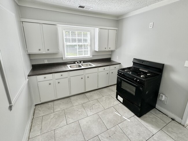 Building Photo - 1284 Poppen Cove