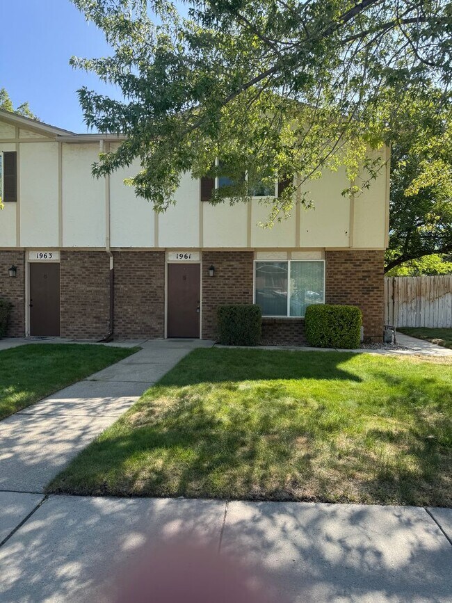 Building Photo - Beautiful duplex in amazing location!