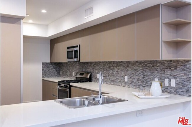 Foto del edificio - 2250 Fox Hills Dr