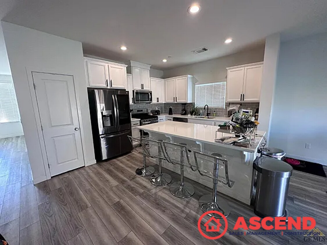 Foto del edificio - Captivating 3 Bedroom in Southwest Bakersf...