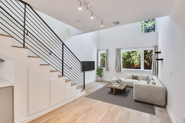 Building Photo - 2002 E 7th St