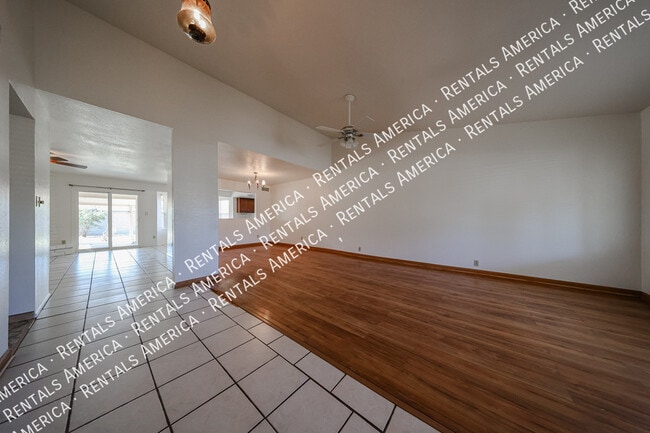 Building Photo - 710 W Alamo Dr