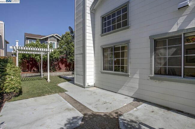 Building Photo - 34274 Kenwood Dr