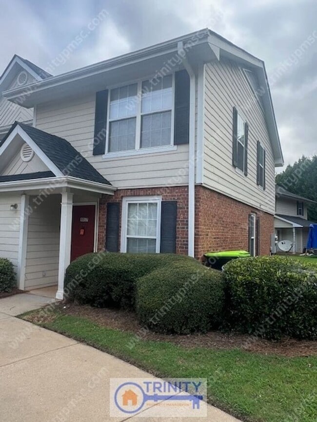 Building Photo - Cute TWO STORY Town Home!