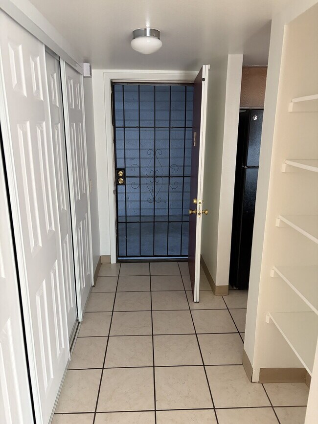 Foto del edificio - "One Month FREE with signed 12 month lease. Charming 1-Bedroom Condo Retreat with Fireplace and W...