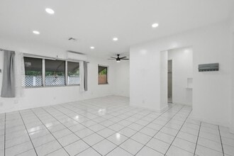 Building Photo - 1201 N Victoria Park Rd
