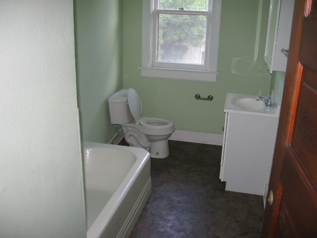 Building Photo - 824 N 9th St