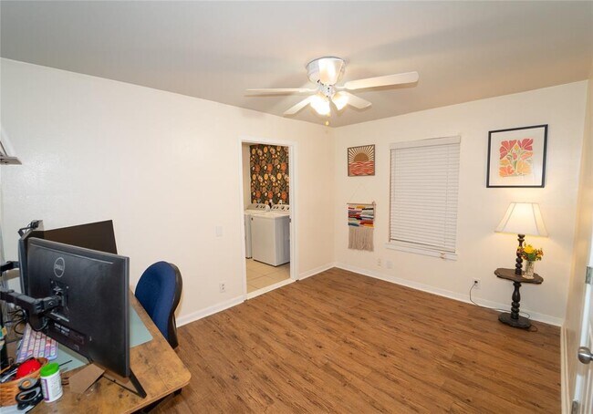 Foto del edificio - 5215 Overbrook Dr