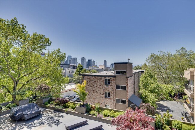 Building Photo - 2 bed 2 bath condo in heart of Capitol Hill!