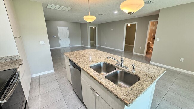 Building Photo - 851 San Filippo Dr SE