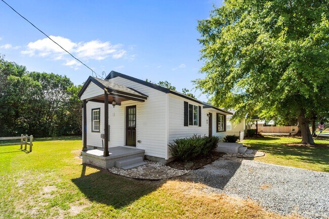 Building Photo - Updated 2 Bed 1 Bath in Coats - Pet Friendly!