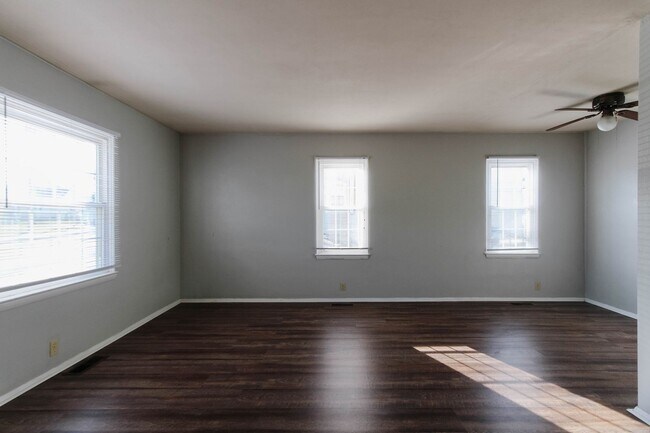 Foto del edificio - PRELEASING for AUGUST! Close to Campus