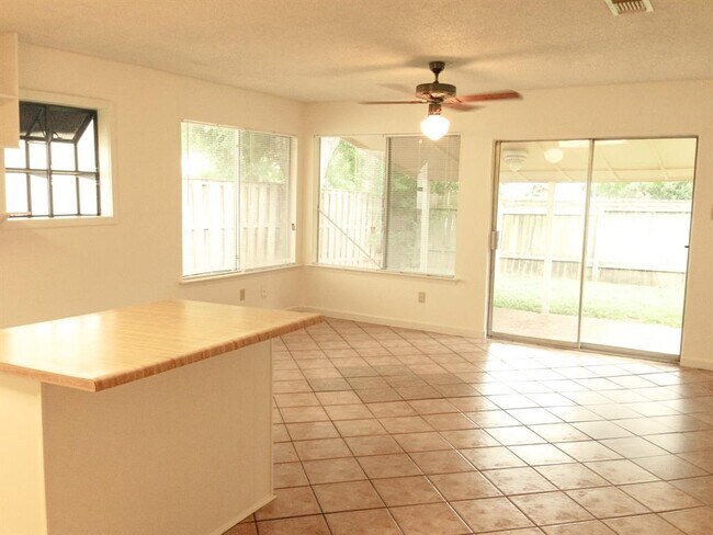 Building Photo - 2803 Meadowgrass Ln