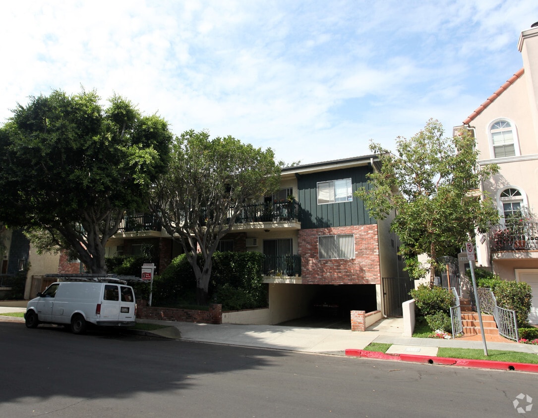 Building Photo - 1831 Barry Ave