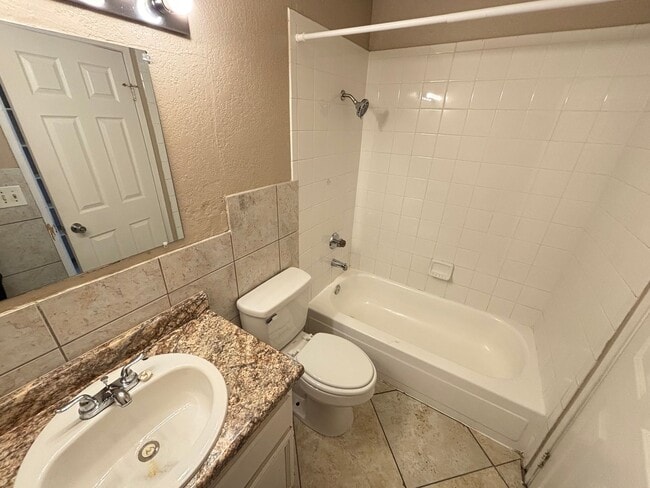 Building Photo - Charming 1Bed/1Bath apartment located in N...