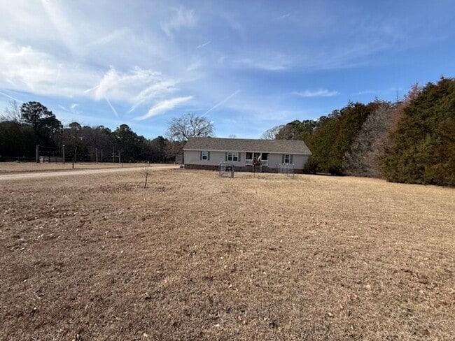 Building Photo - Room to Roam