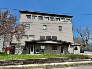 Building Photo - 400 Railroad St