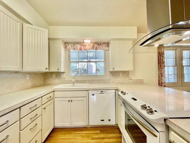 Foto del edificio - Beautiful Ranch Style Classic Home with large Garage, Washer Dryer, and 2 Fireplaces!!!!