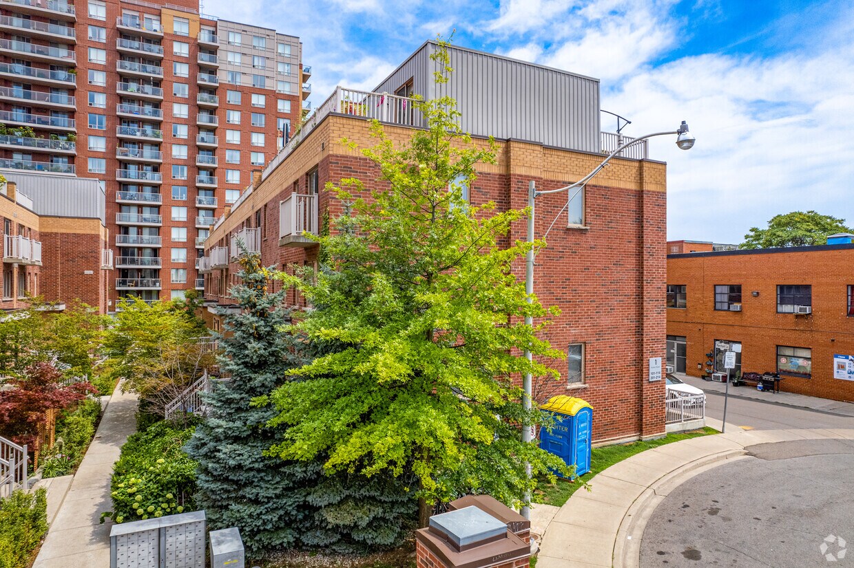 Brownstones on Bloor Apartments 1 Ruttan St Toronto, ON