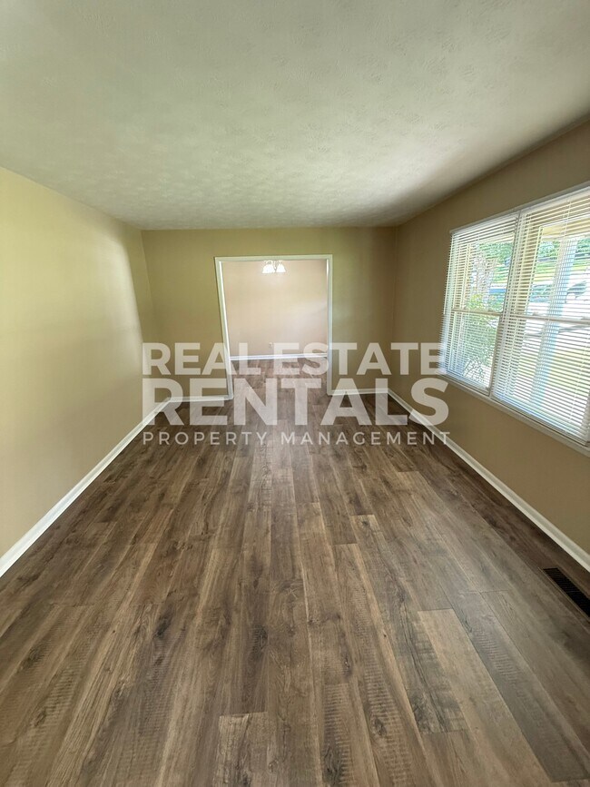 Building Photo - 120 S Hawk Dr