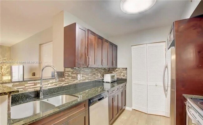 Foto del edificio - 4852 N State Rd 7