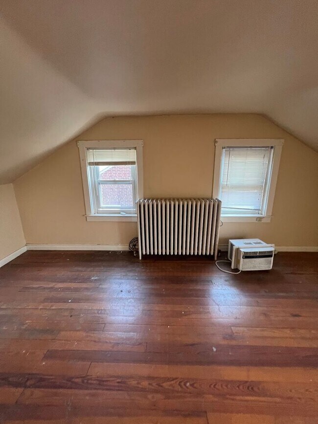 Building Photo - Large 4 Bedroom House