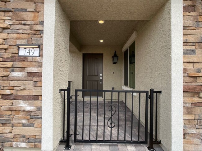 Building Photo - 3 bed 2.5 bath 2 car garage townhouse with...