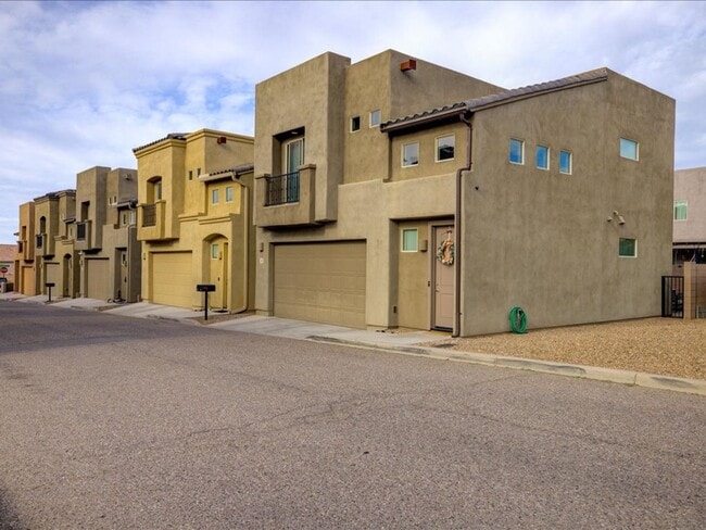 Building Photo - 3 Bedroom, 2.5 Bath