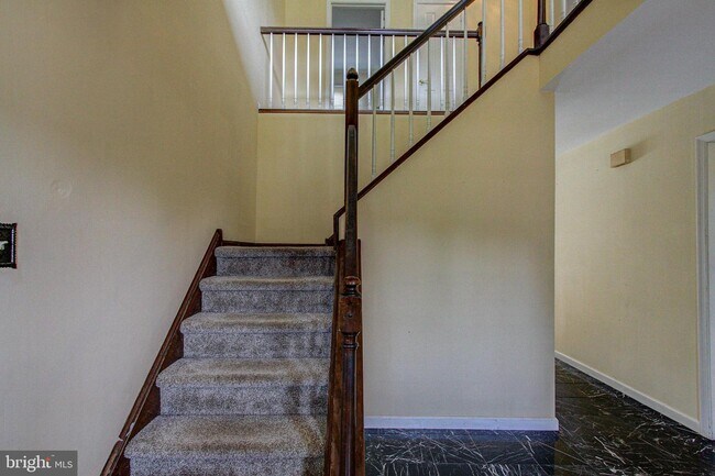 Building Photo - 11 Thayer Dr